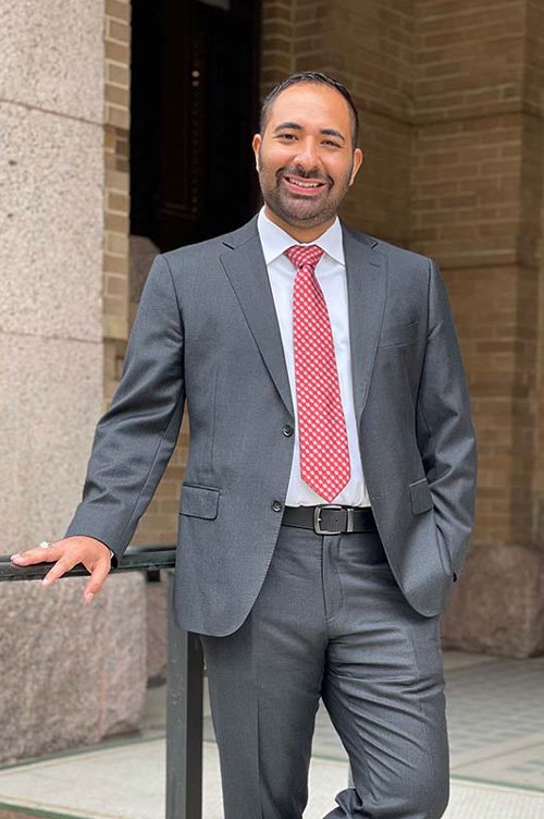 El abogado Christopher Fonseca frente a una corte en Texas